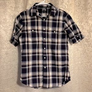 Mens shirt sleeve button down shirt. Size small. Apt 9. Purple.